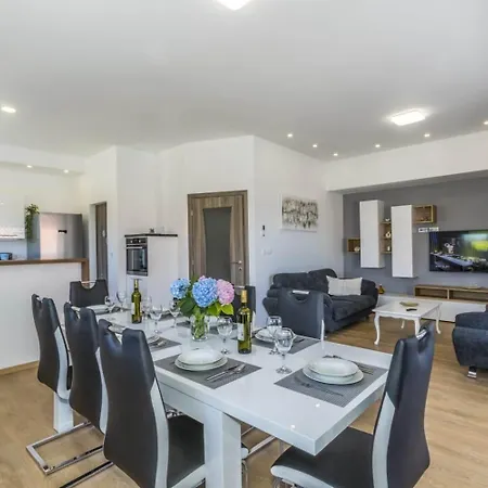بيت للعطل Ferienhaus Fur 11 Personen Und 1 Kind In Brodarica, Dalmatien Norddalmatien بروداريكا