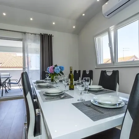 Ferienhaus Fur 11 Personen Und 1 Kind In Brodarica, Dalmatien Norddalmatien بيت للعطل بروداريكا